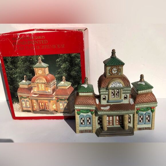 DICKENS KEEPSAKE CHRISTMAS VILLAGE TRAIN STATION 1993 VINTAGE PORCELAIN LIGHTED - Picture 2 of 11